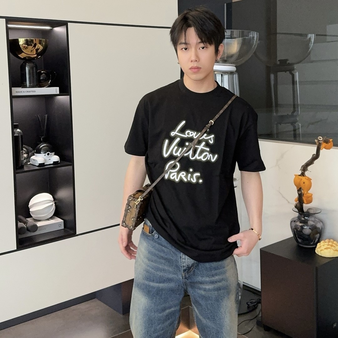 루이비통 반팔티 남녀공용 2가지 색상