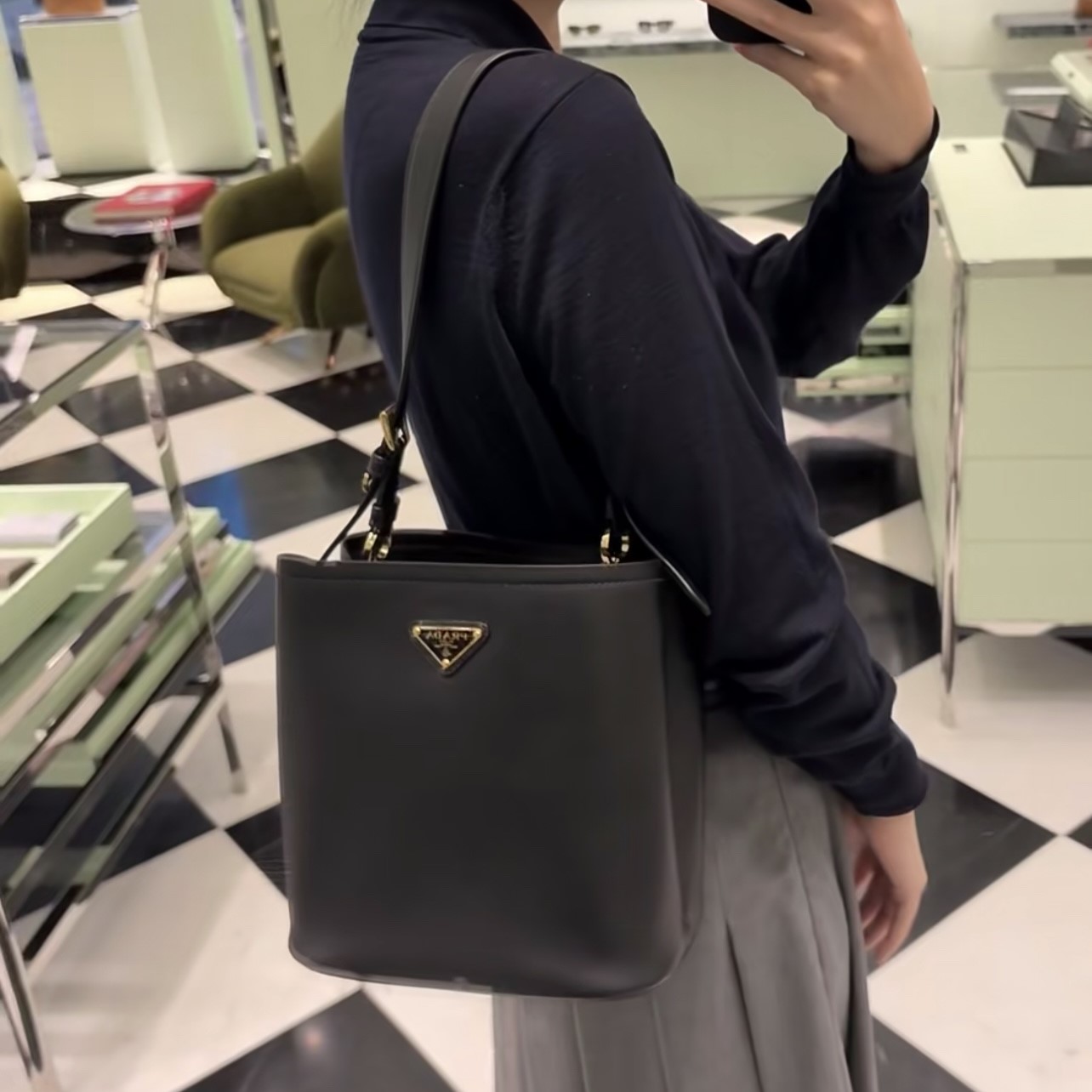 프라다 버킷백 미디엄 레더