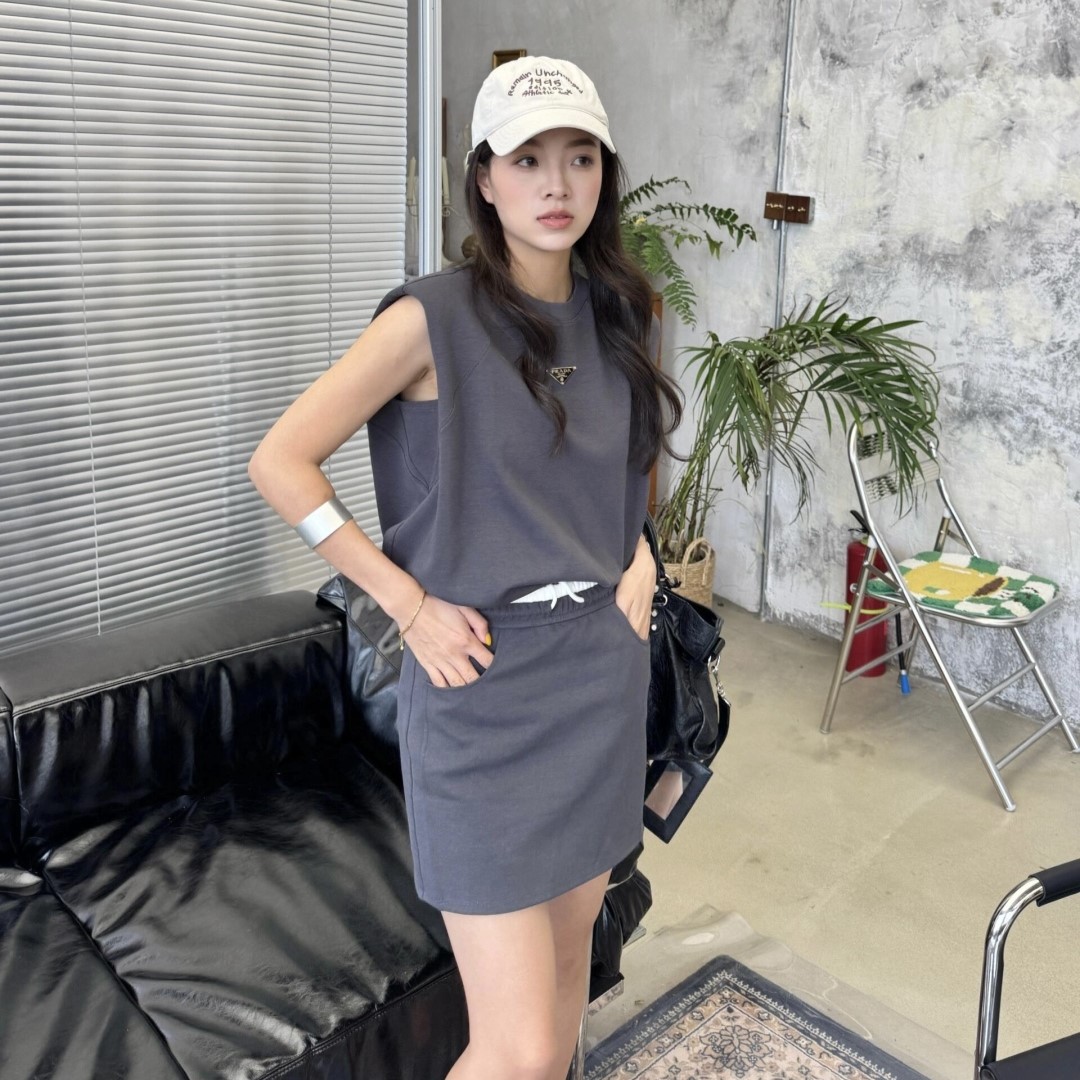 프라다 투피스 민소매 티셔츠 스커트