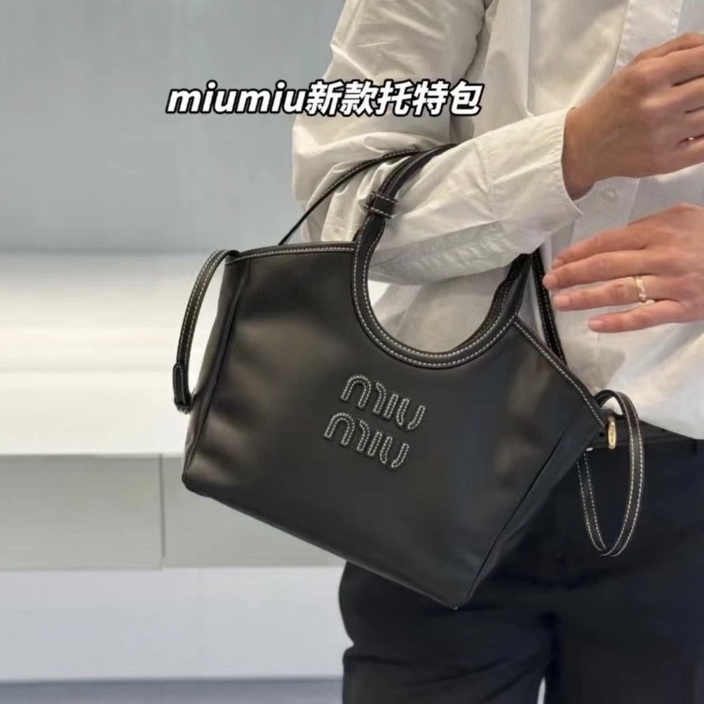 미우미우 레더 핸드백