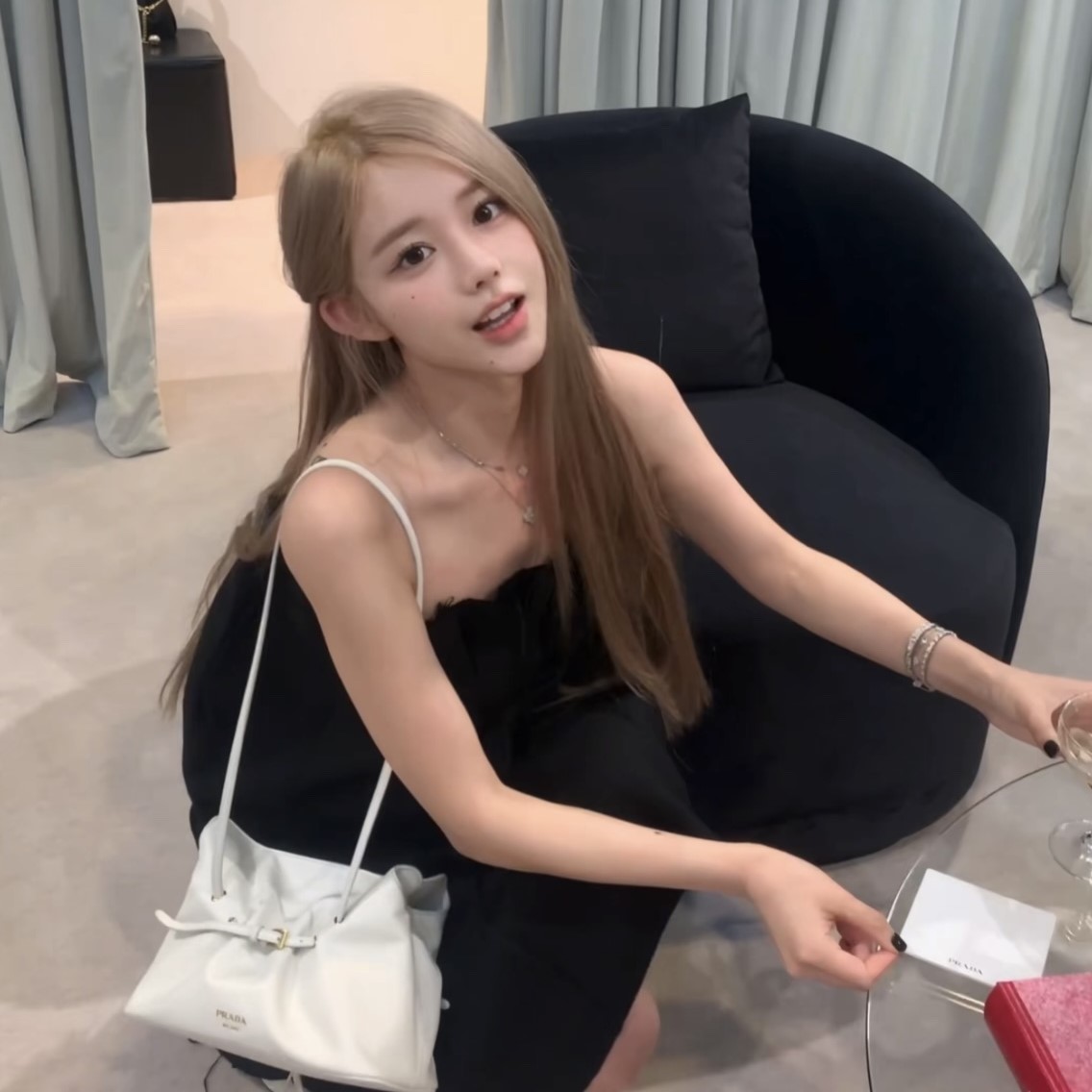 프라다 가죽 버킷백