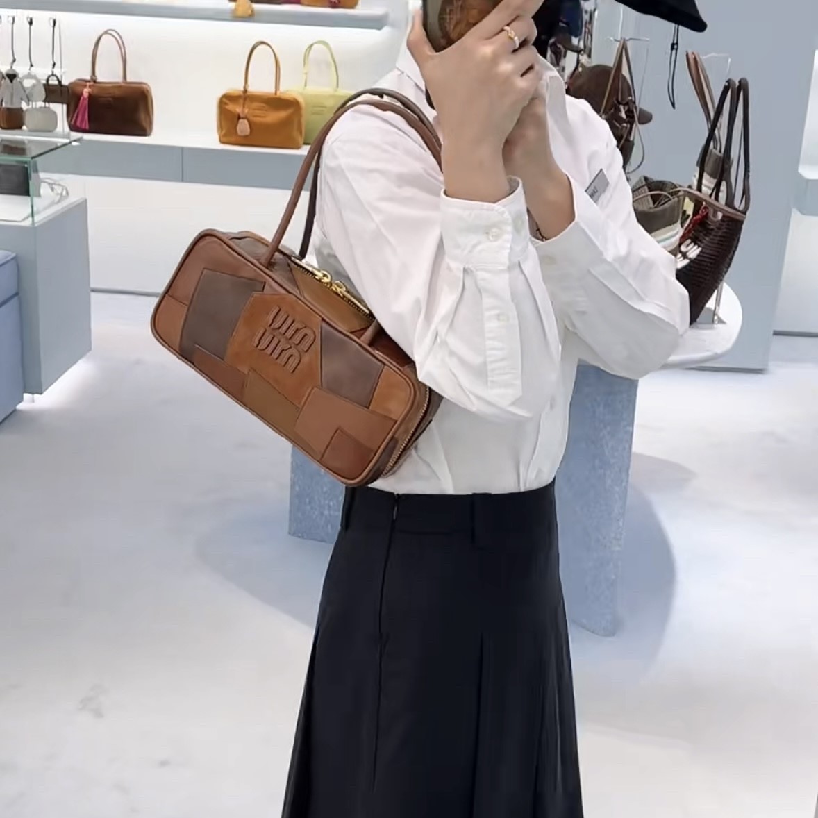 미우미우 가죽 보 백 탑핸들백 2가지 사이즈 
