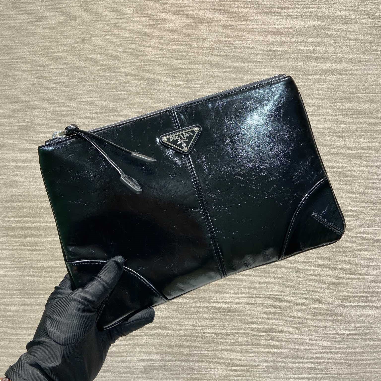 프라다 가죽 클러치