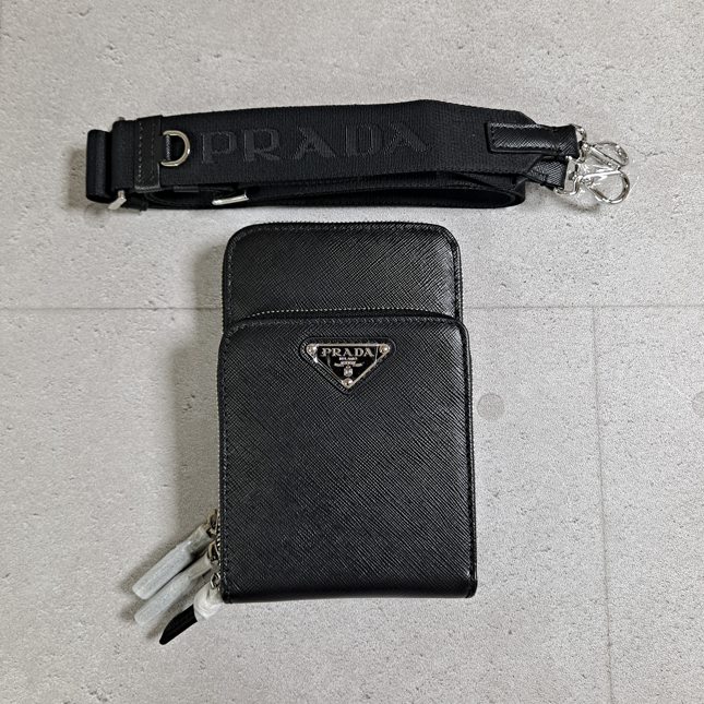 프라다 크로스백 삼각로고 사피아노 폰홀더 2ZH126