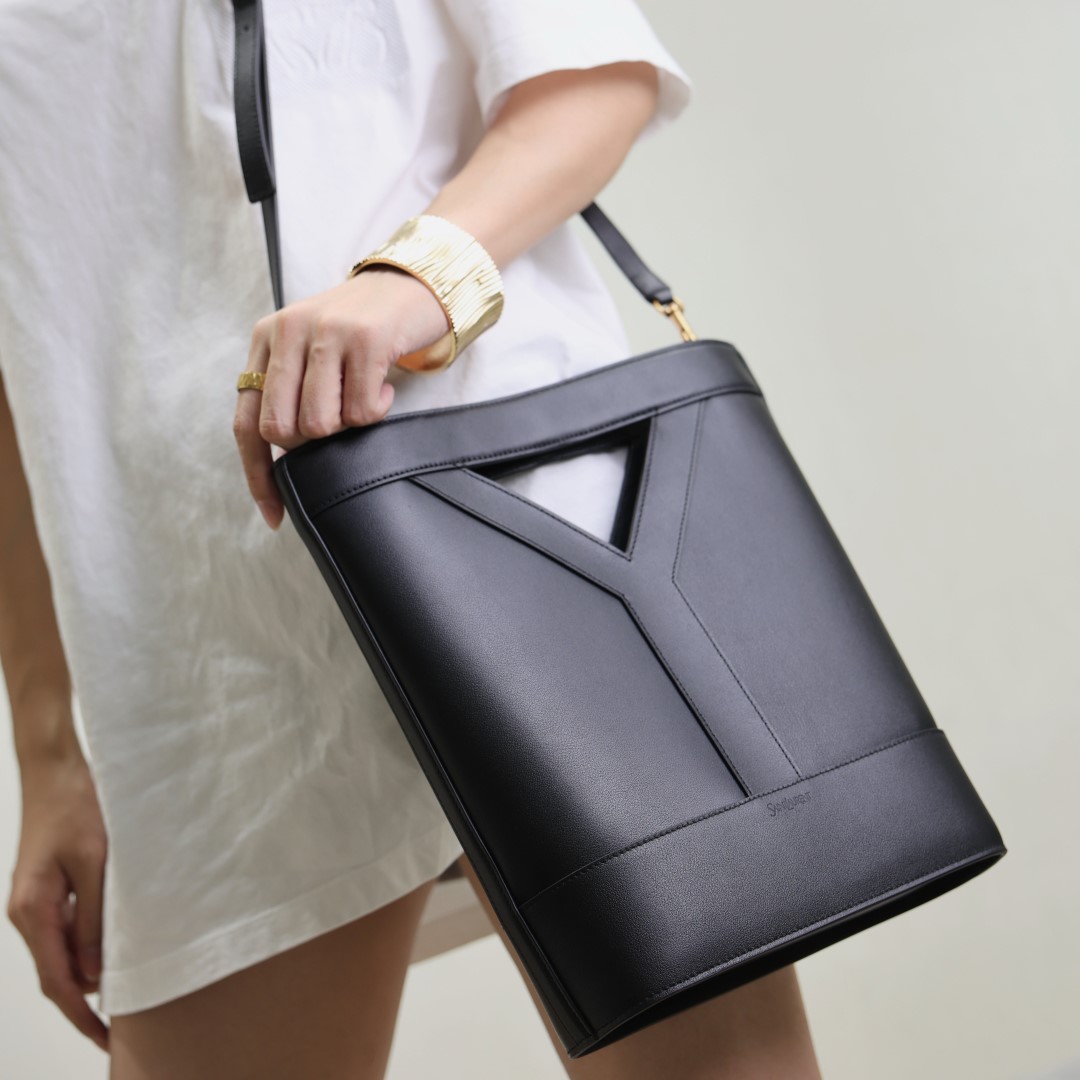 입생로랑 Y 스몰 레더 버킷백 800224