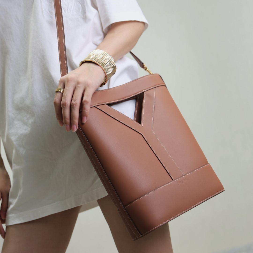 입생로랑 Y 스몰 레더 버킷백 800224