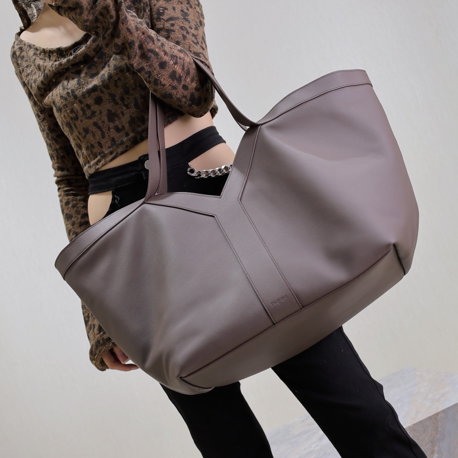 입생로랑 Y 가죽 토트백 817602