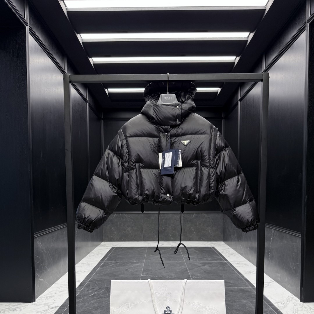 프라다 여성 크롭 패딩