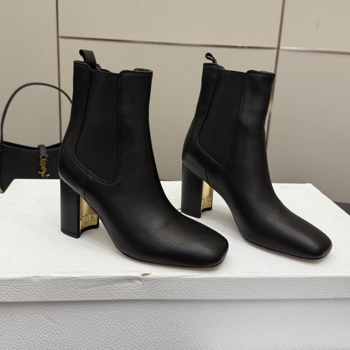 디올 첼시 부츠 힐