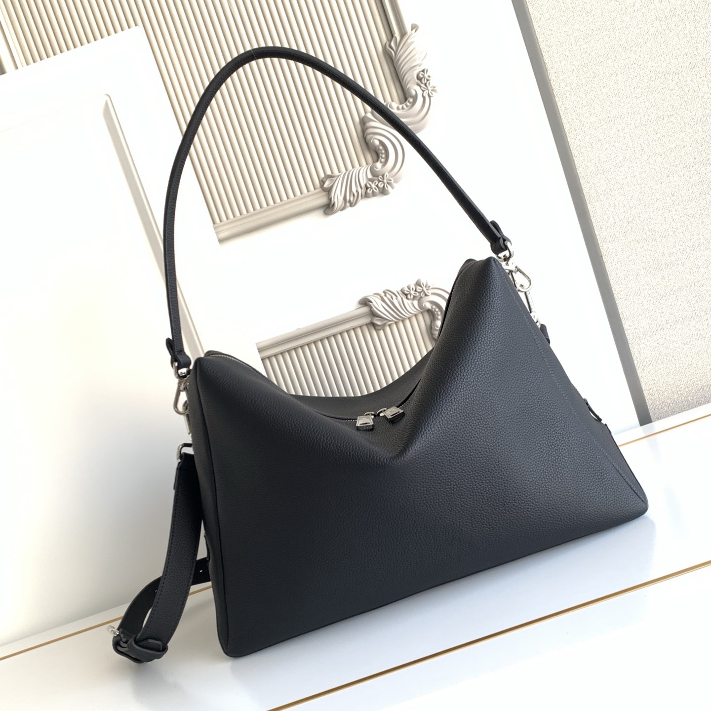 펜디 루이 라지 레더 숄더백