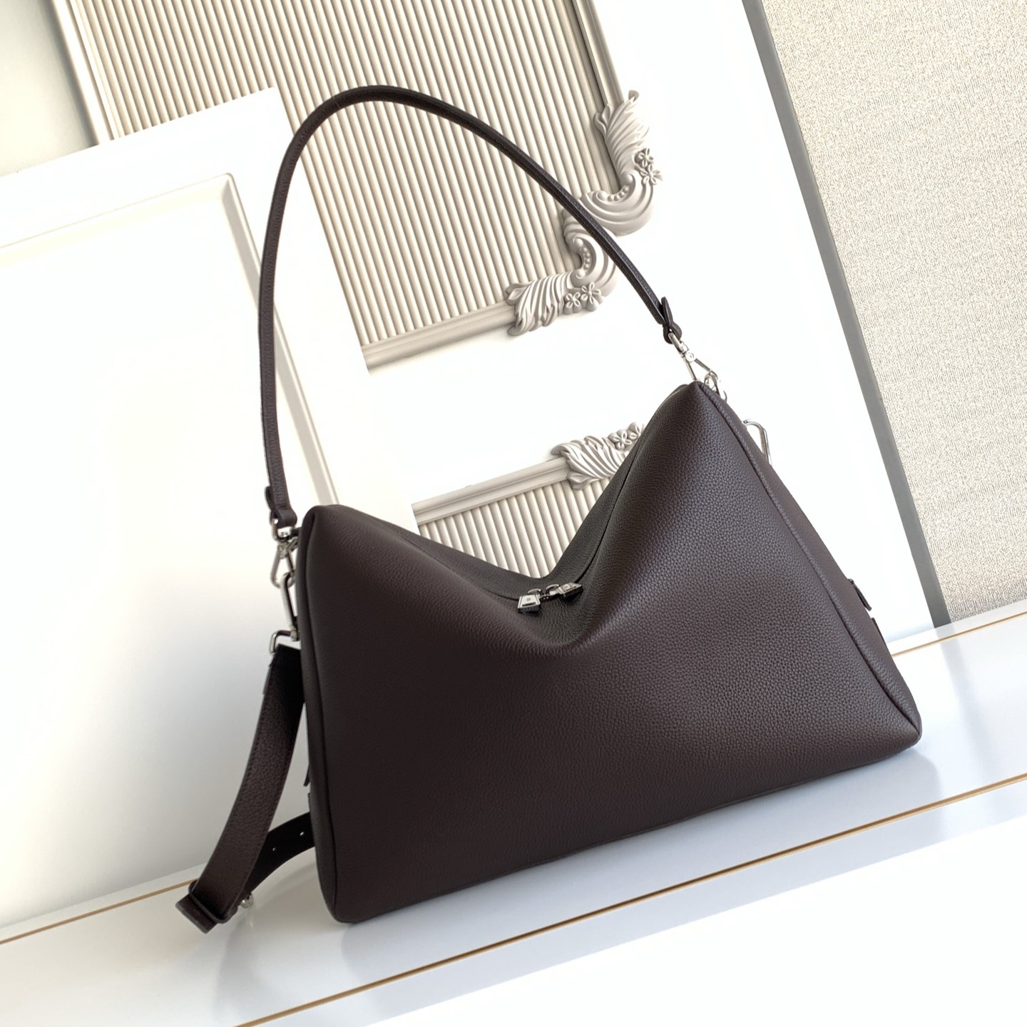 펜디 루이 라지 레더 숄더백