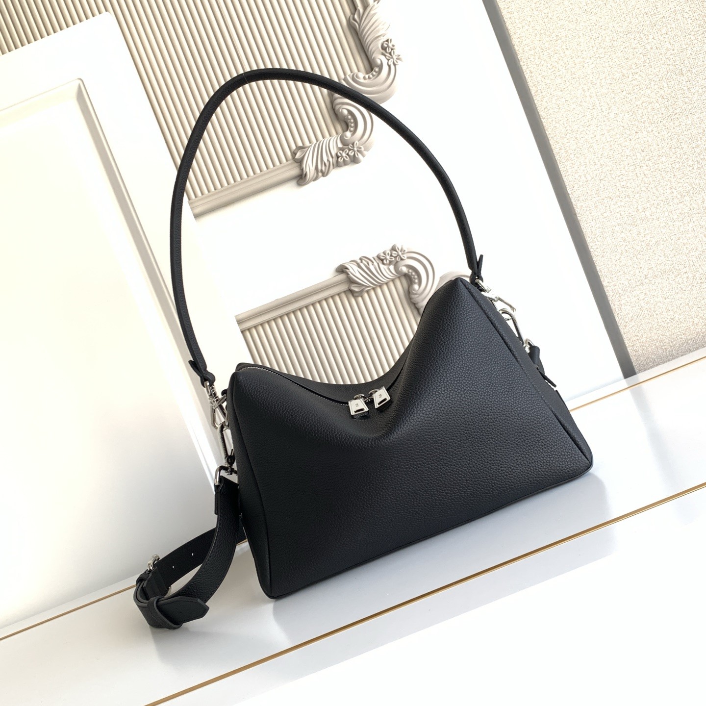 펜디 루이 미디움 레더 숄더백