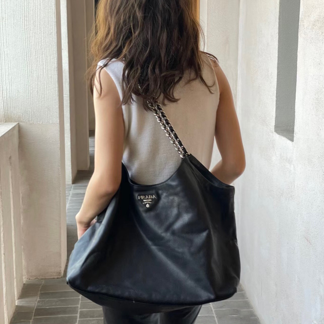 프라다 레더 체인 숄더백 1BA638