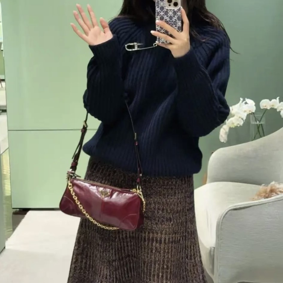 프라다 리에디션 2002 레더 숄더백 미듐 1BC221