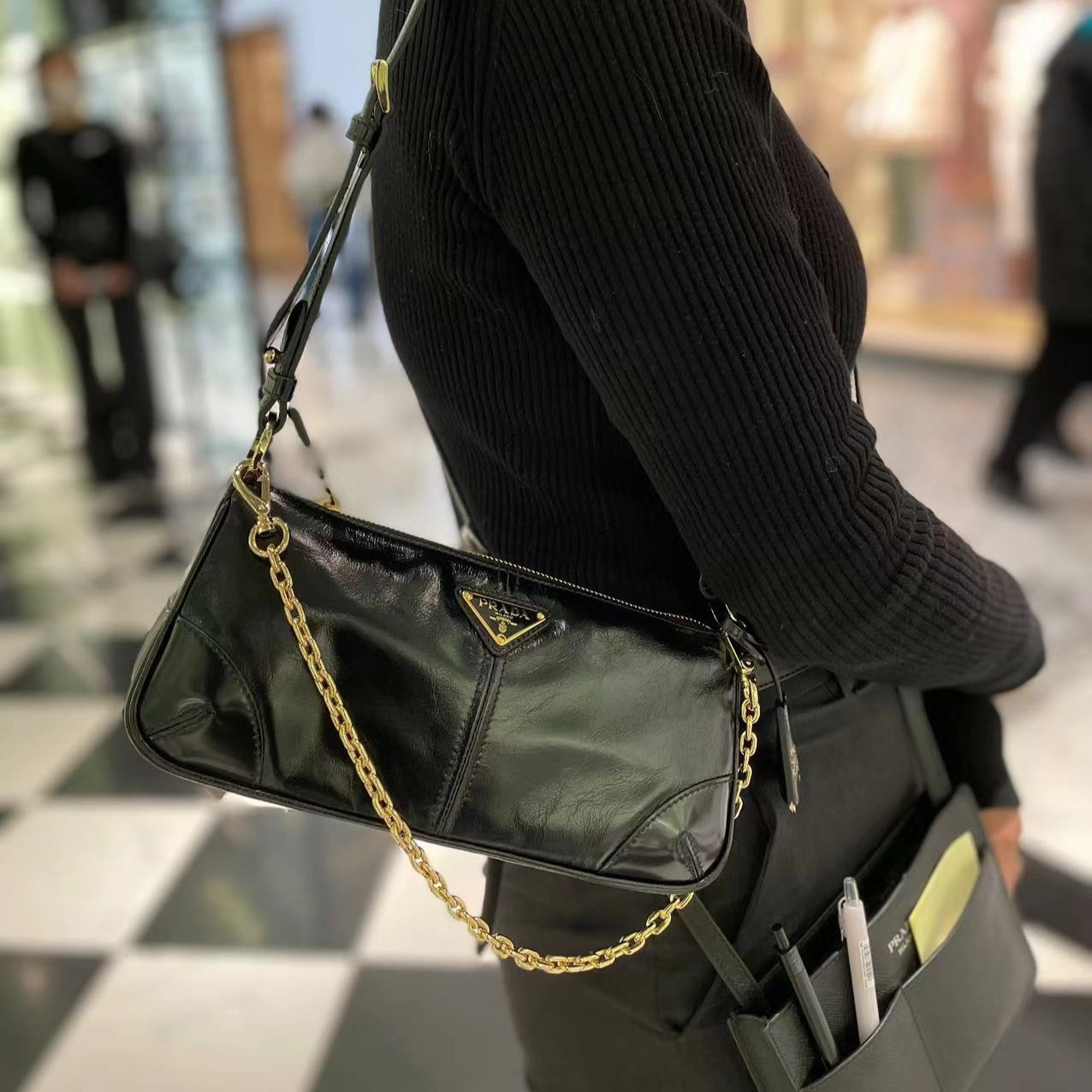 프라다 리에디션 2002 레더 숄더백 미듐 1BC221