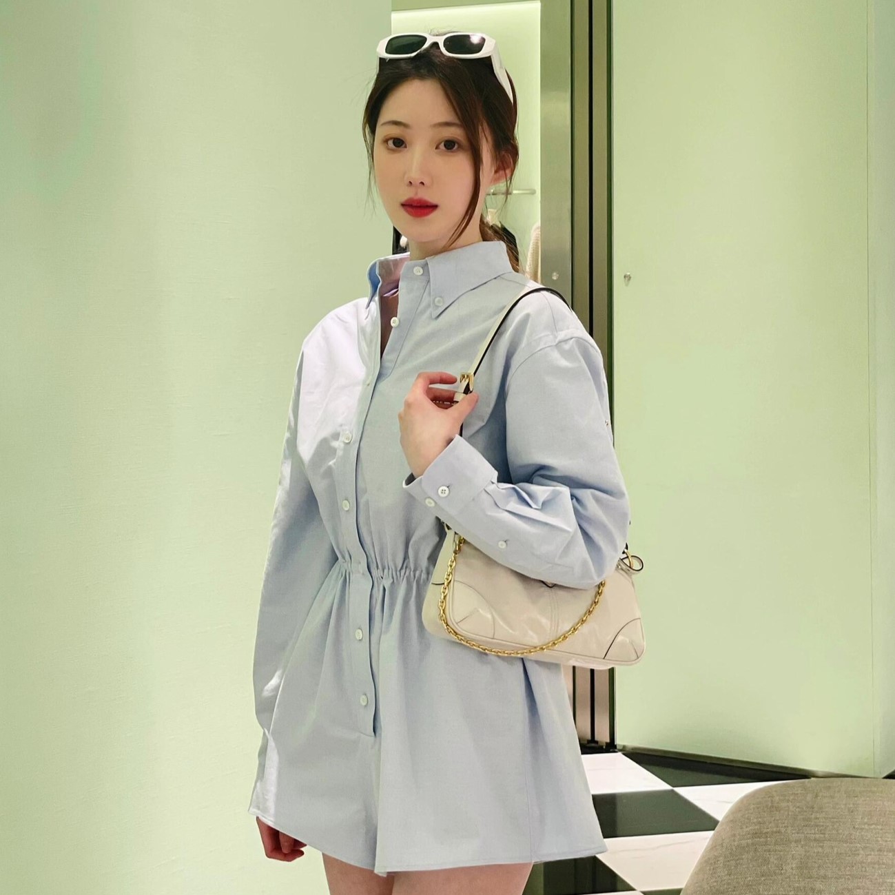 프라다 리에디션 2002 레더 숄더백 미듐 1BC221