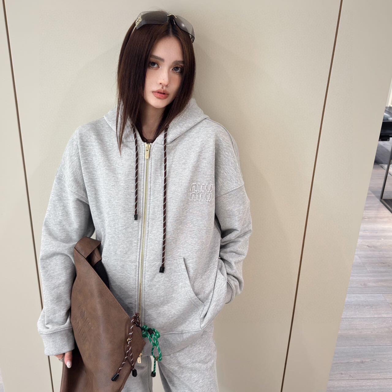 미우미우 후드집업 남녀공용 2가지 색상