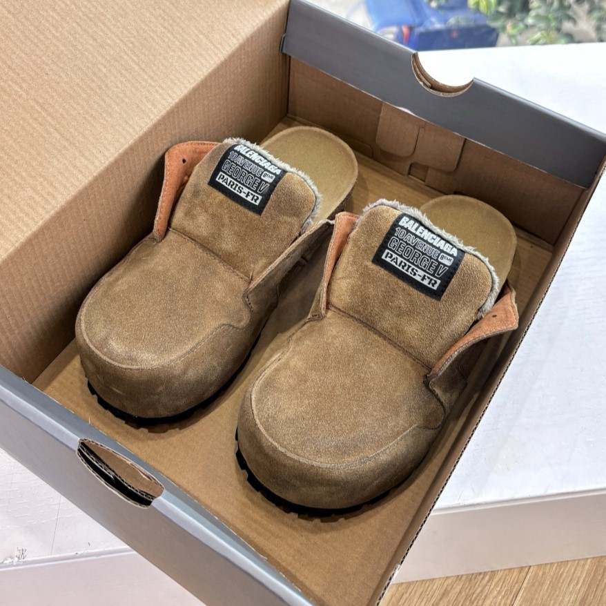 발렌시아가 블로퍼 뮬 슬리퍼