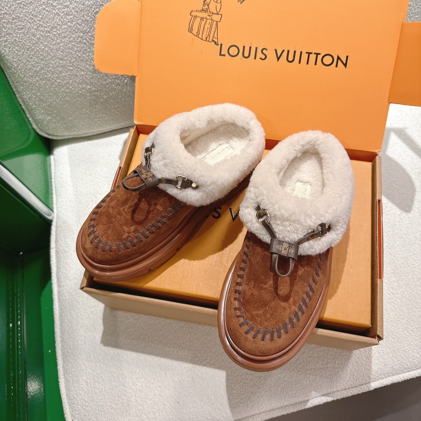 루이비통 클로즈드 뮬 슬리퍼