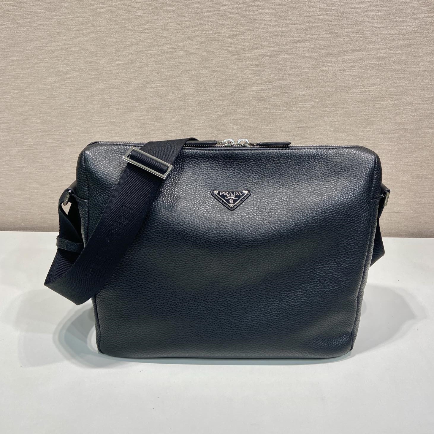 프라다 삼각로고 가죽 숄더백 미듐 2VH182