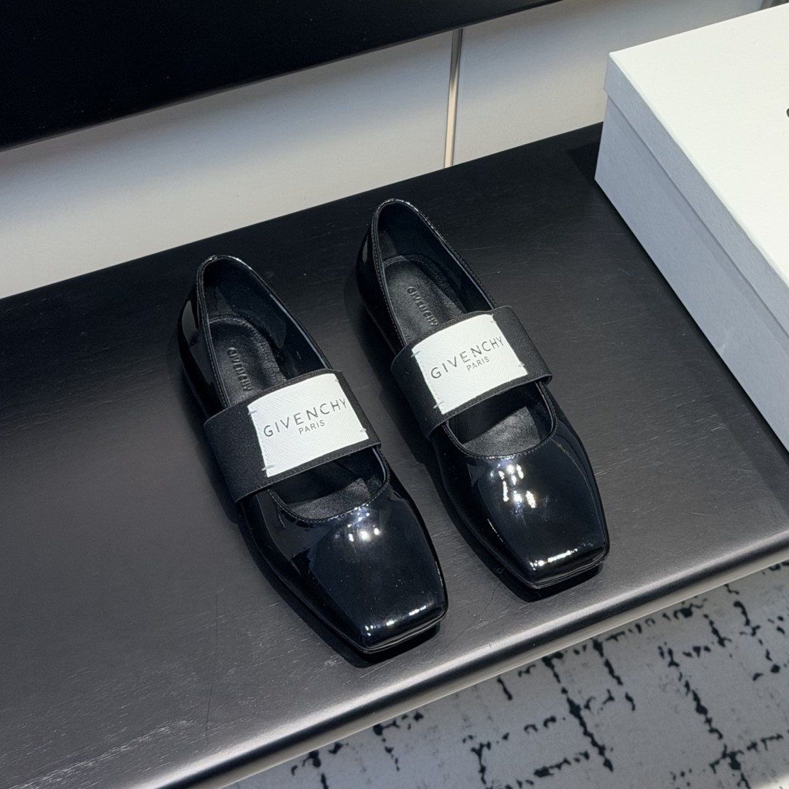 지방시 플랫슈즈