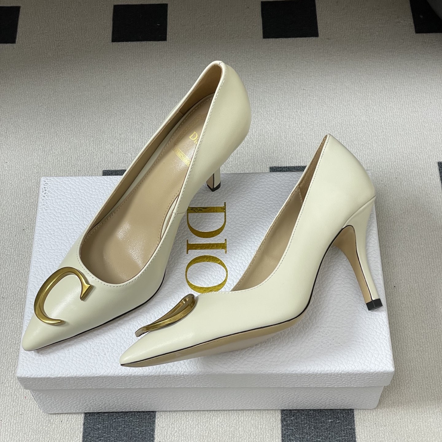 디올 펌프스 미들힐 하이힐