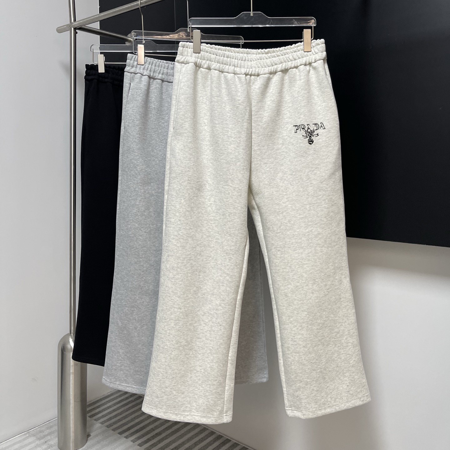 프라다 트레이닝 팬츠 3가지 색상