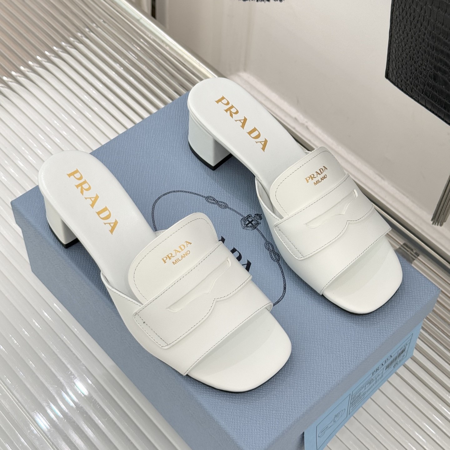 프라다 가죽 뮬 슬리퍼