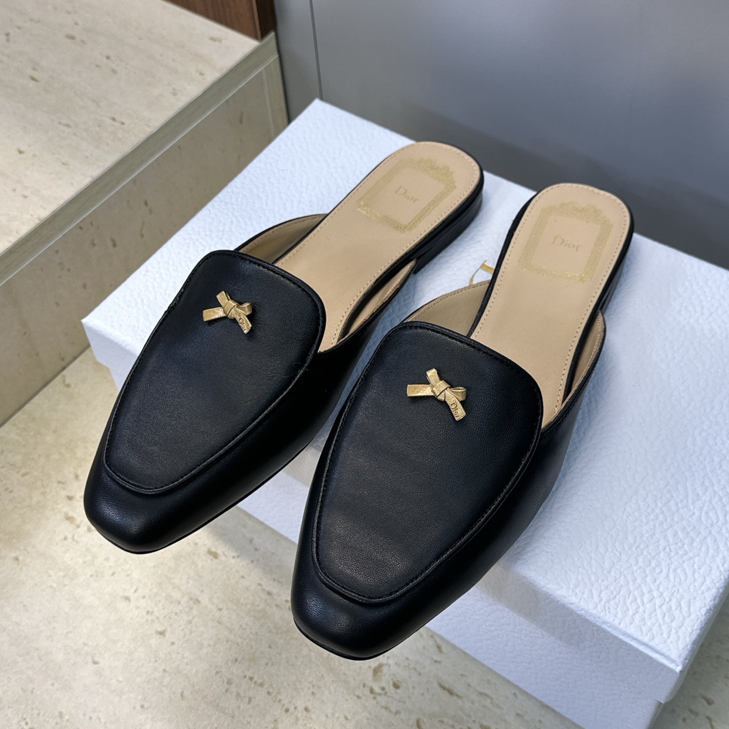 디올 카프스킨 오르 베이비 보우 뮬 슬리퍼