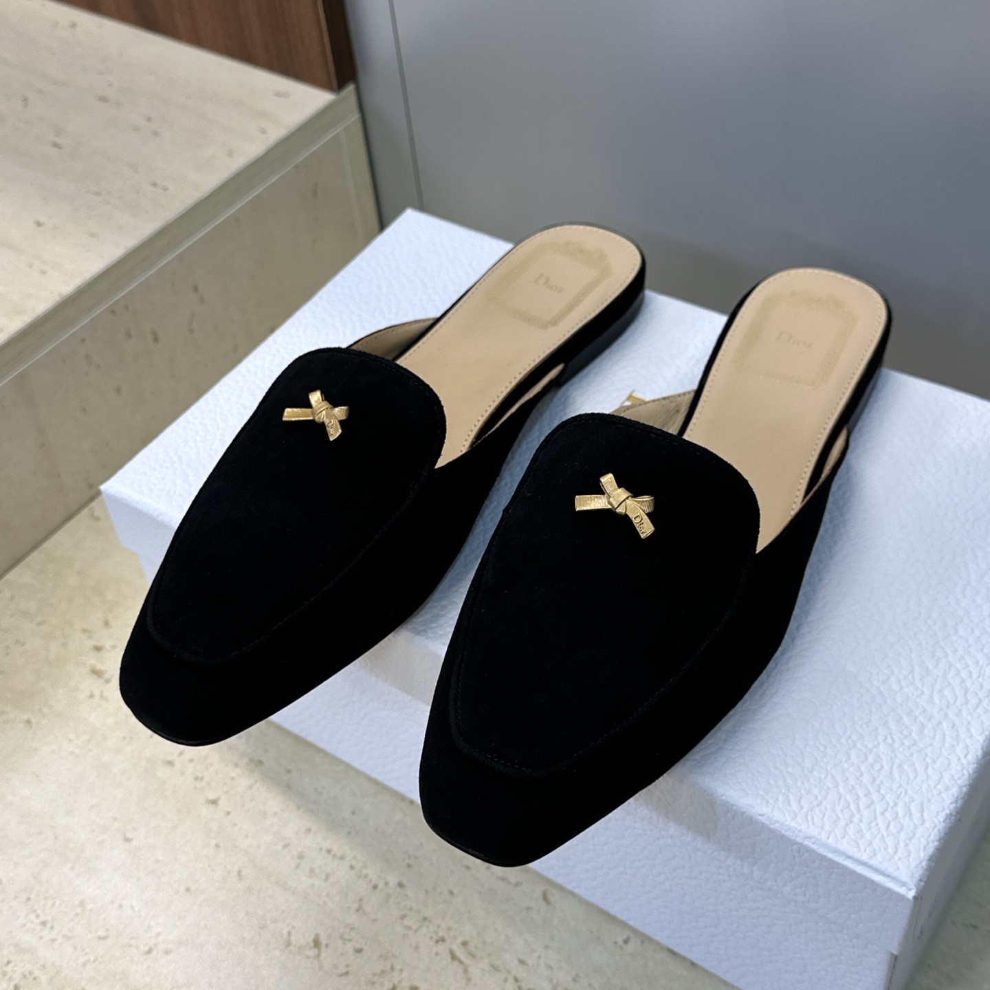 디올 스웨이드 오르 베이비 보우 뮬 슬리퍼