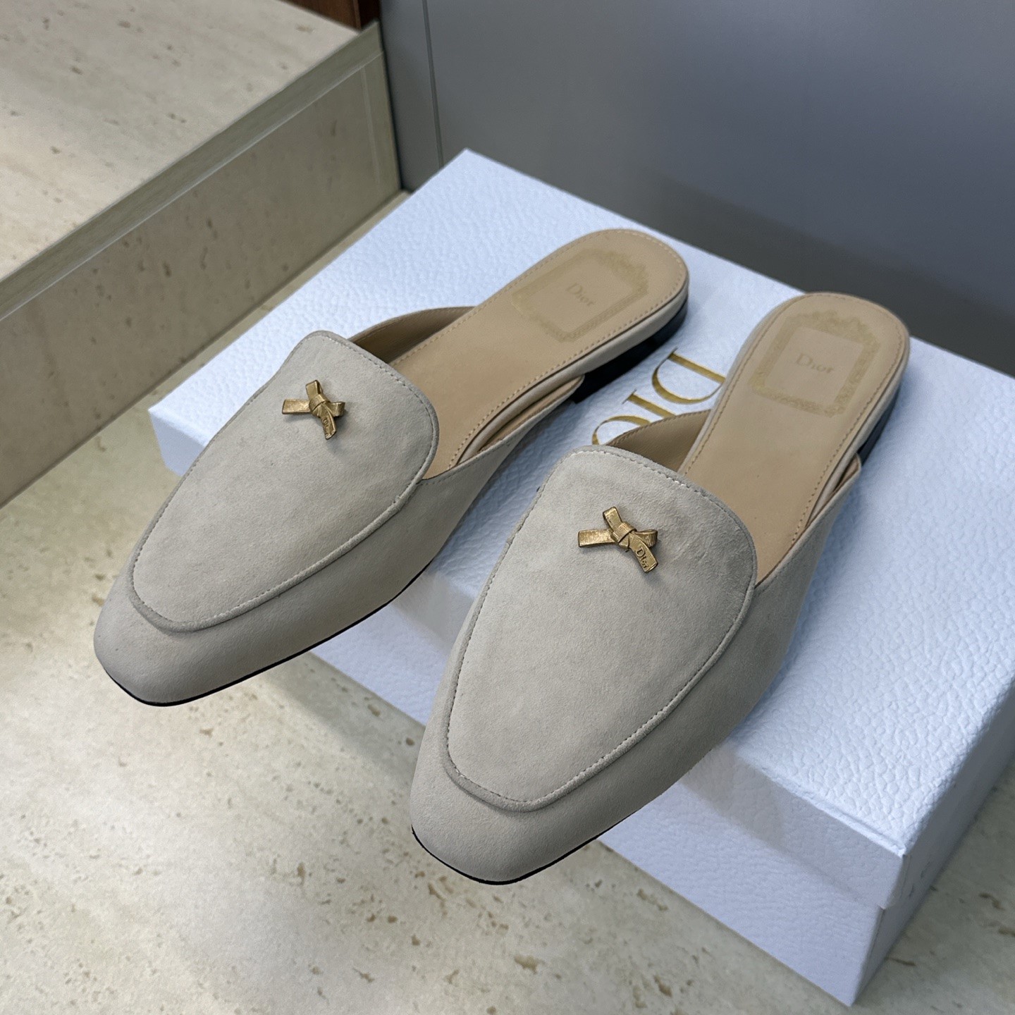 디올 스웨이드 오르 베이비 보우 뮬 슬리퍼