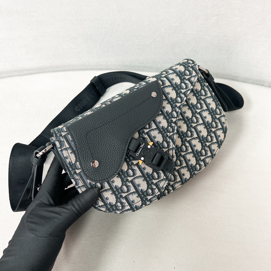 디올 새들 메신저백 크로스백 1ADPO325YKK