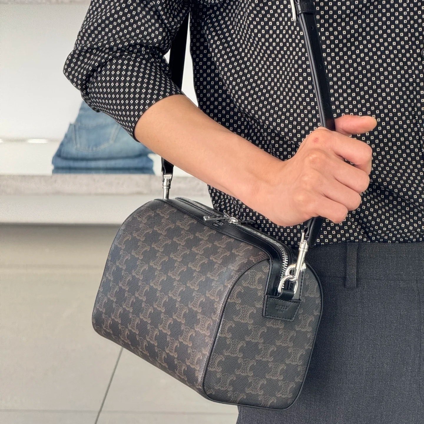 셀린느 미니 보스턴 트리옹프 캔버스 앤 카프스킨 블랙 숄더백 120502