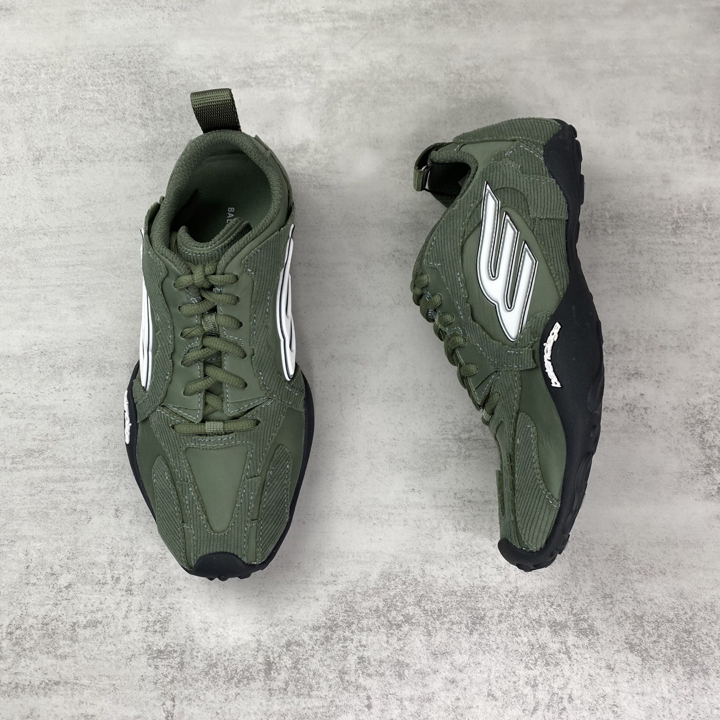 발렌시아가의 먼데이 울트라 스니커즈 남녀공용