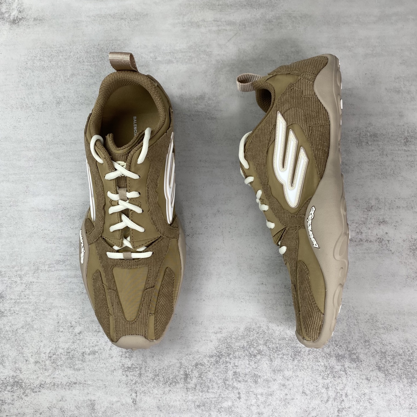 발렌시아가의 먼데이 울트라 스니커즈 남녀공용