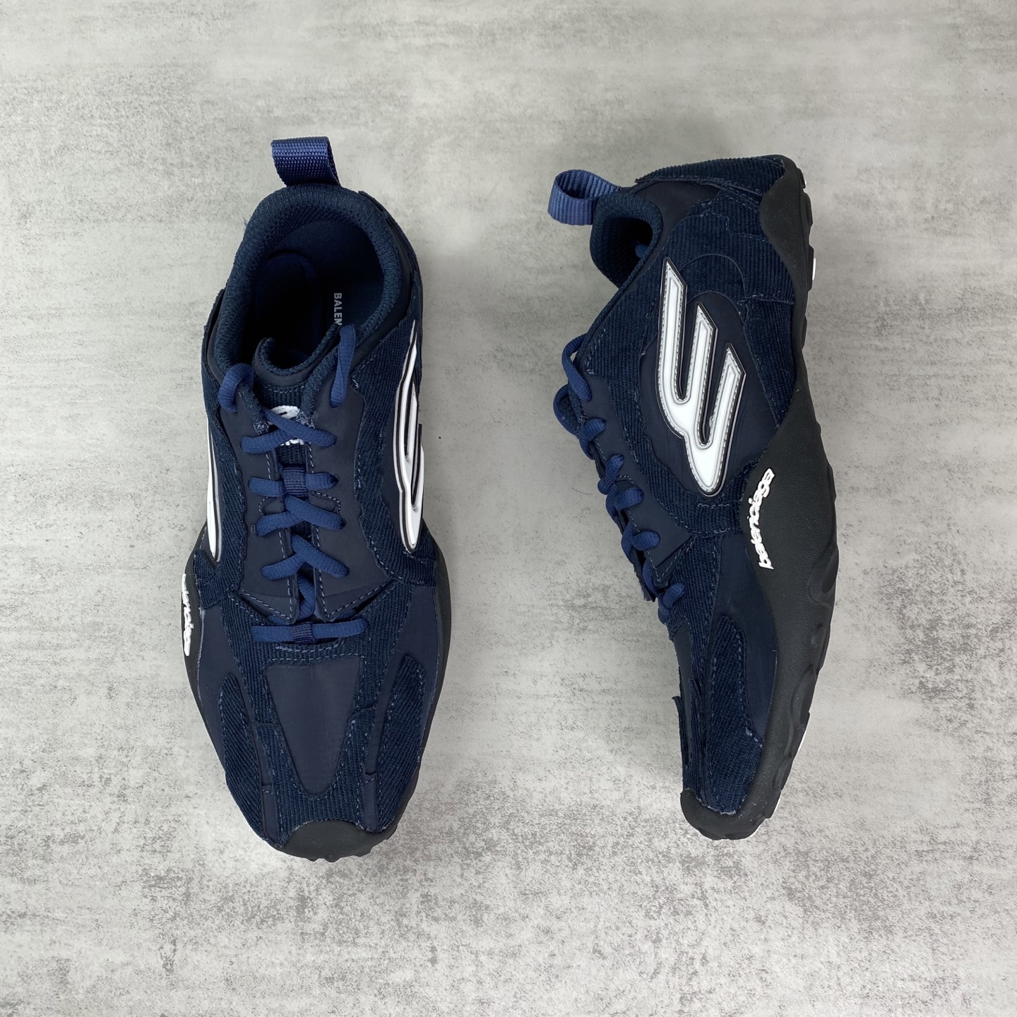 발렌시아가의 먼데이 울트라 스니커즈 남녀공용