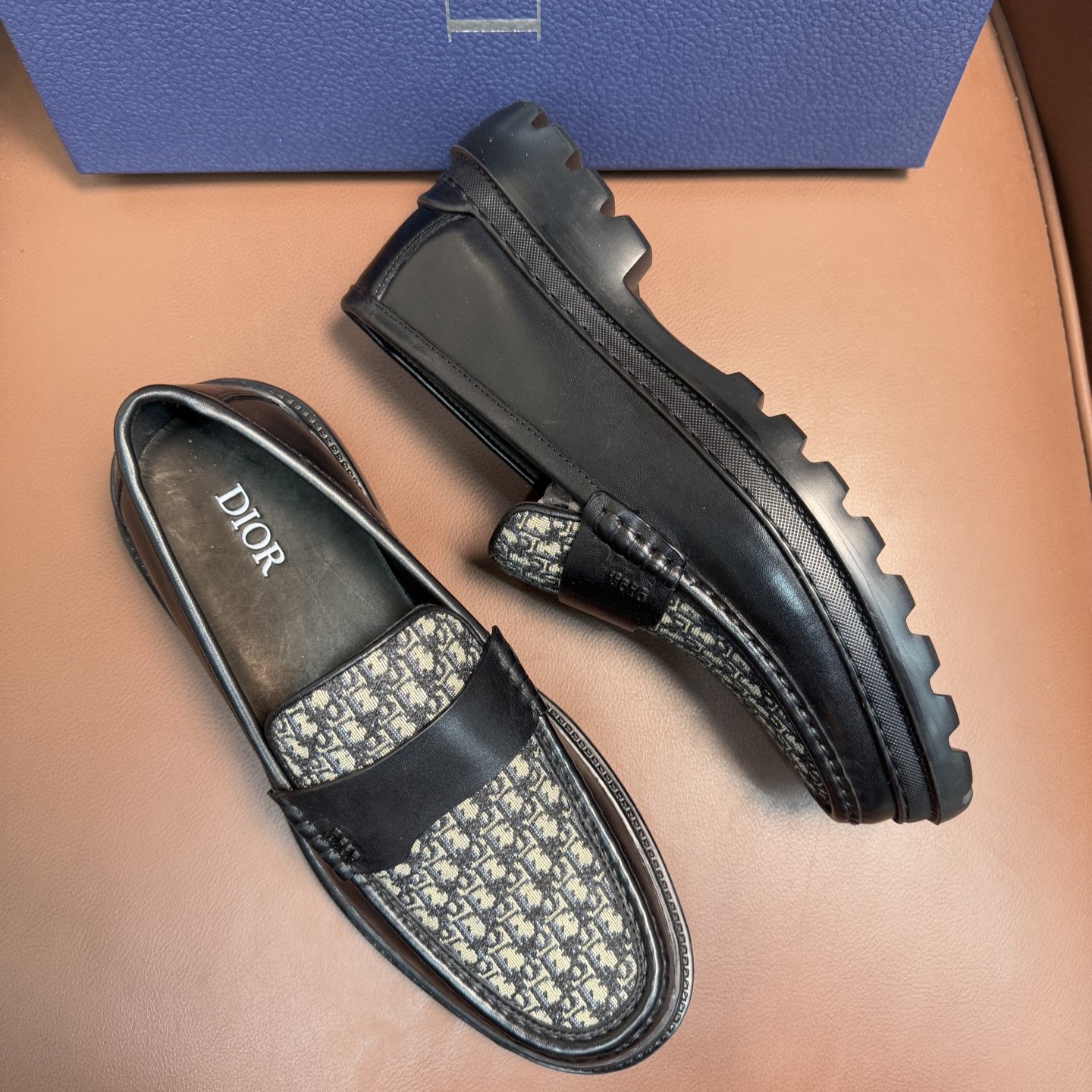 디올 익스플로러 남성 로퍼