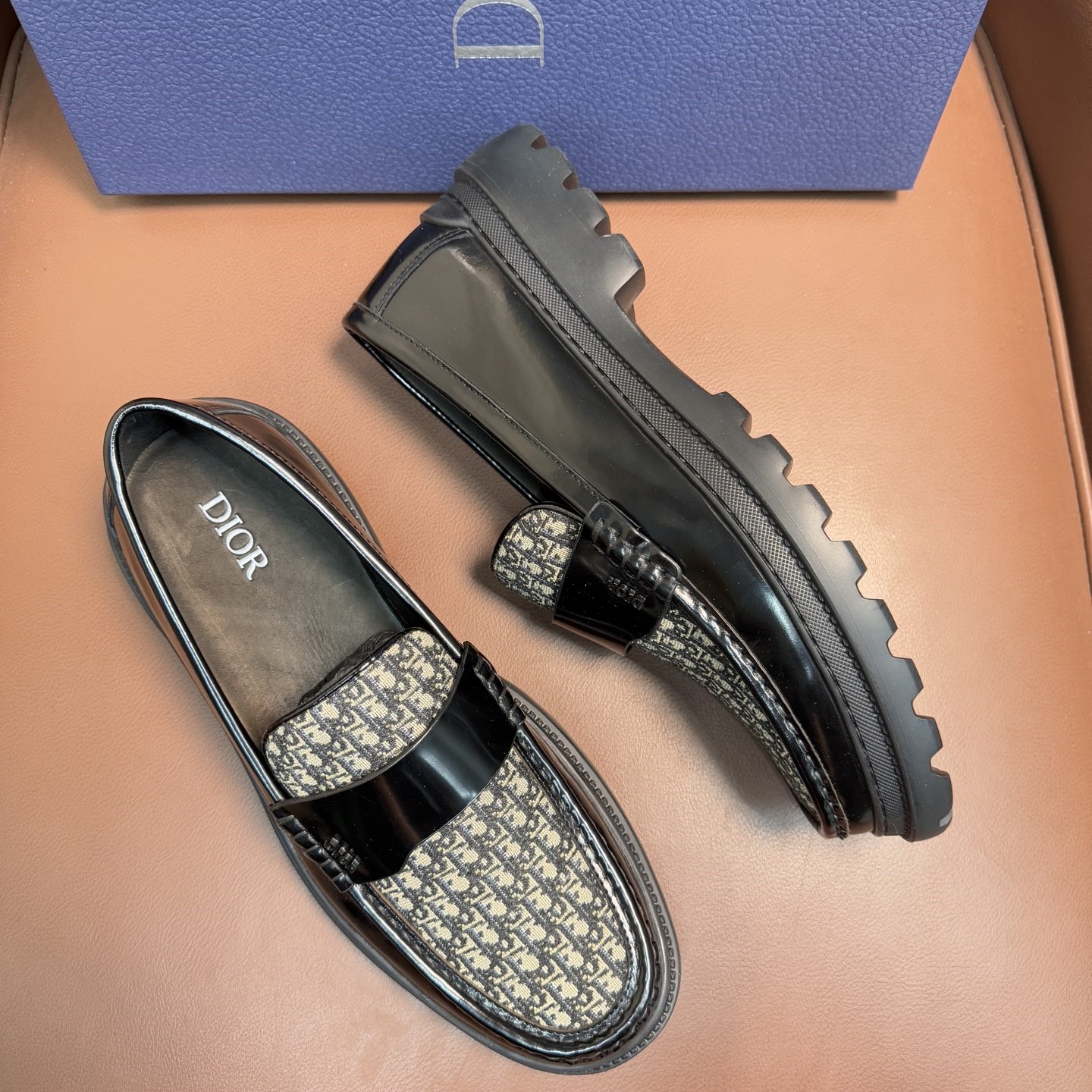 디올 익스플로러 남성 로퍼