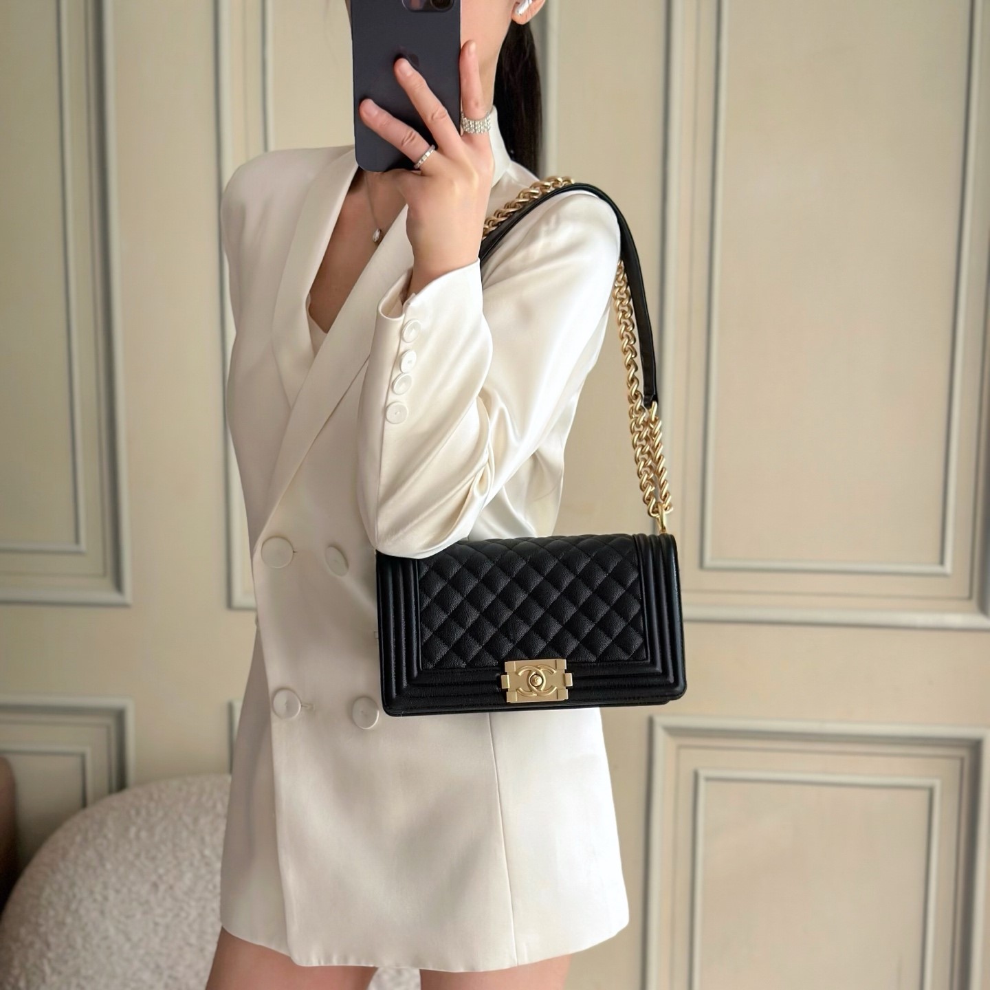 샤넬 보이 캐비어 플랩백 미듐 금장 