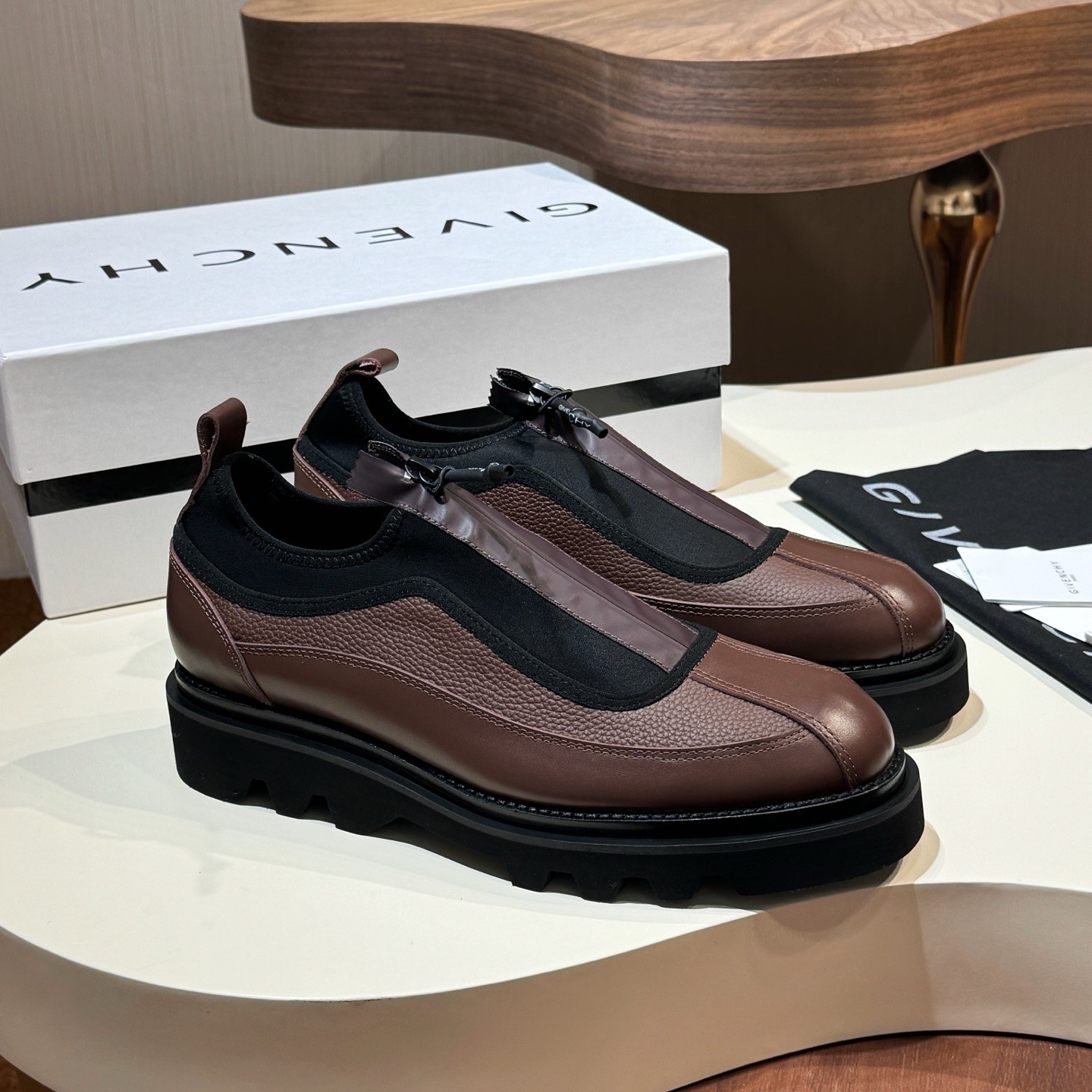 지방시 남성 가죽 및 메쉬 믹스 지퍼 스니커즈