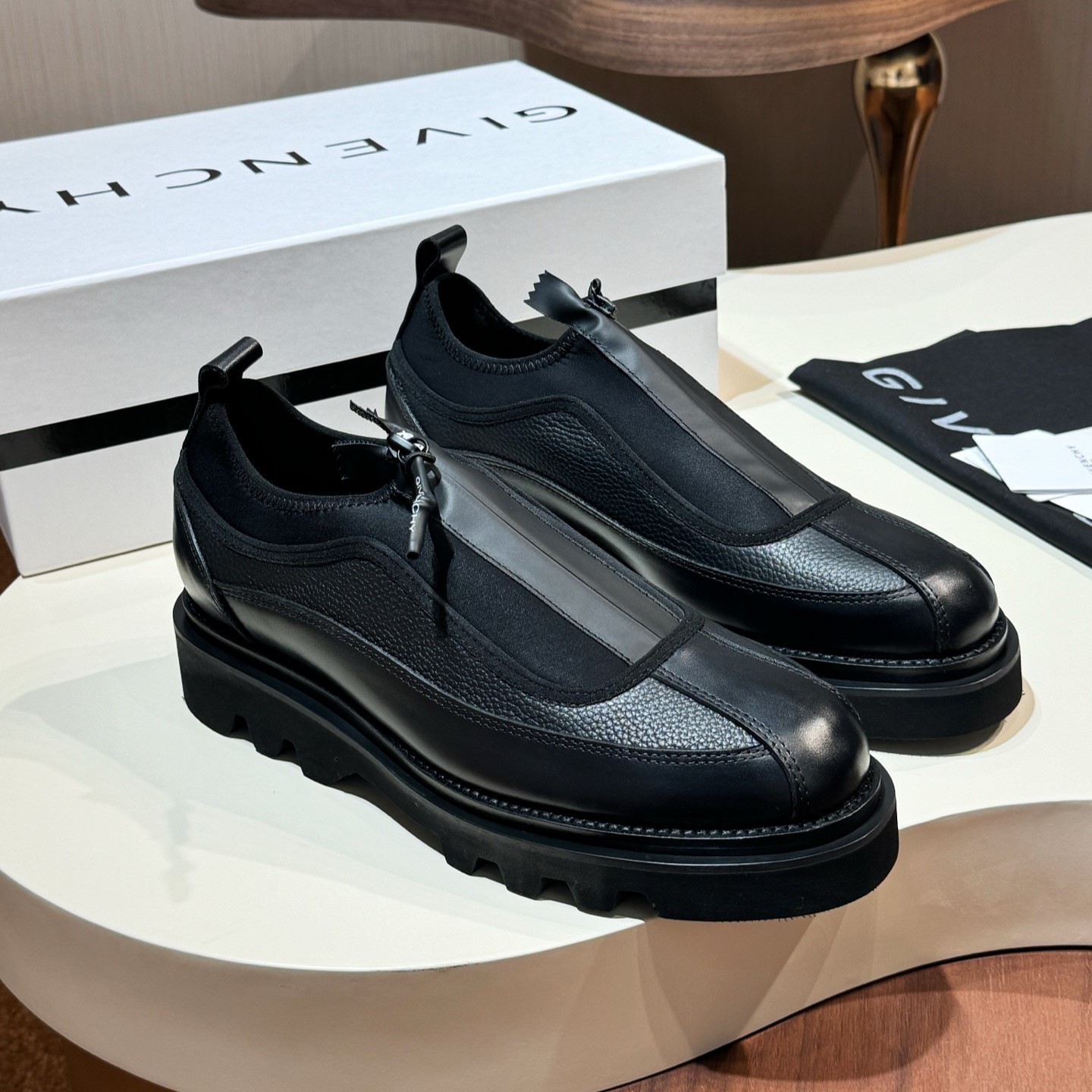 지방시 남성 가죽 및 메쉬 믹스 지퍼 스니커즈