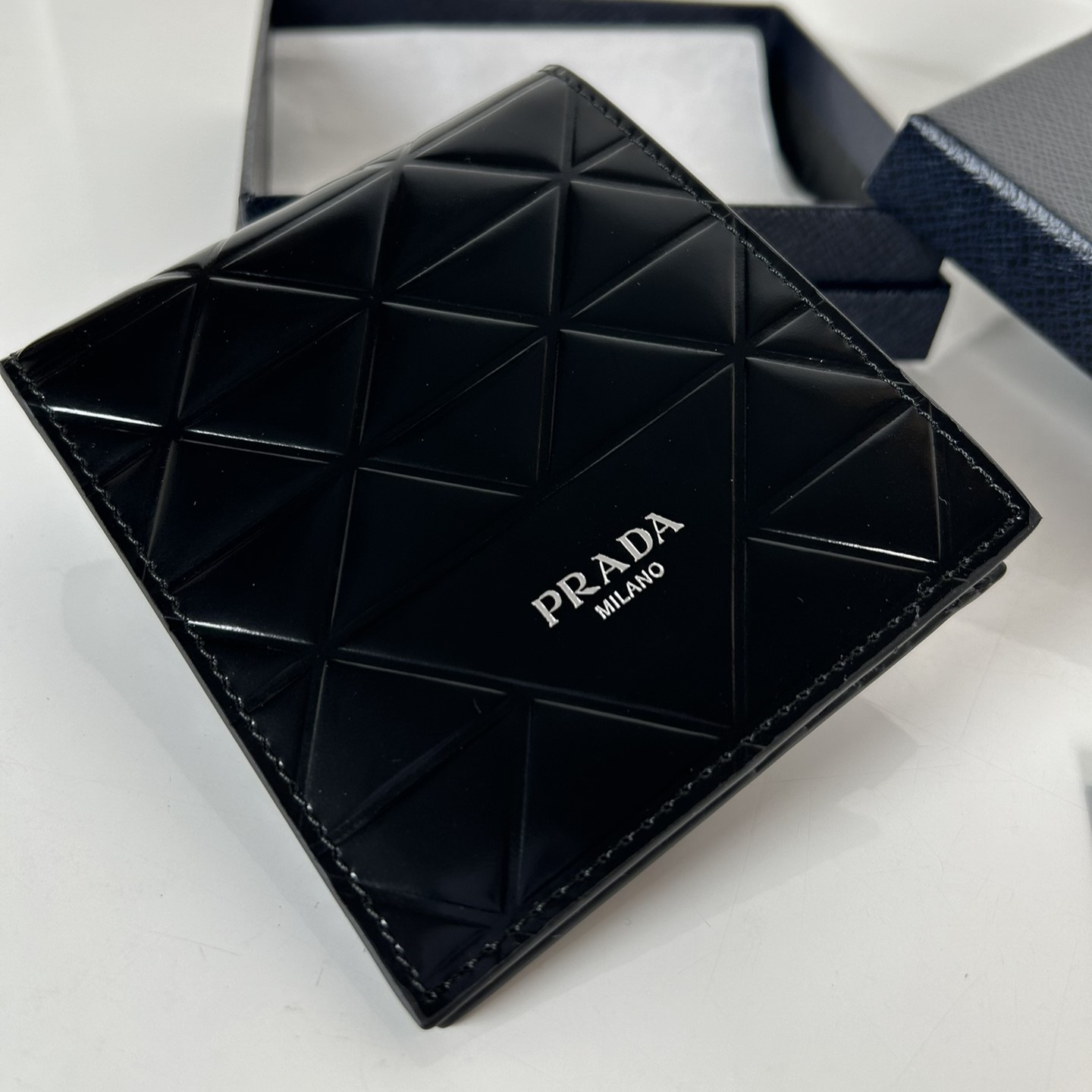 프라다 가죽 퀼팅 반지갑 2M0513