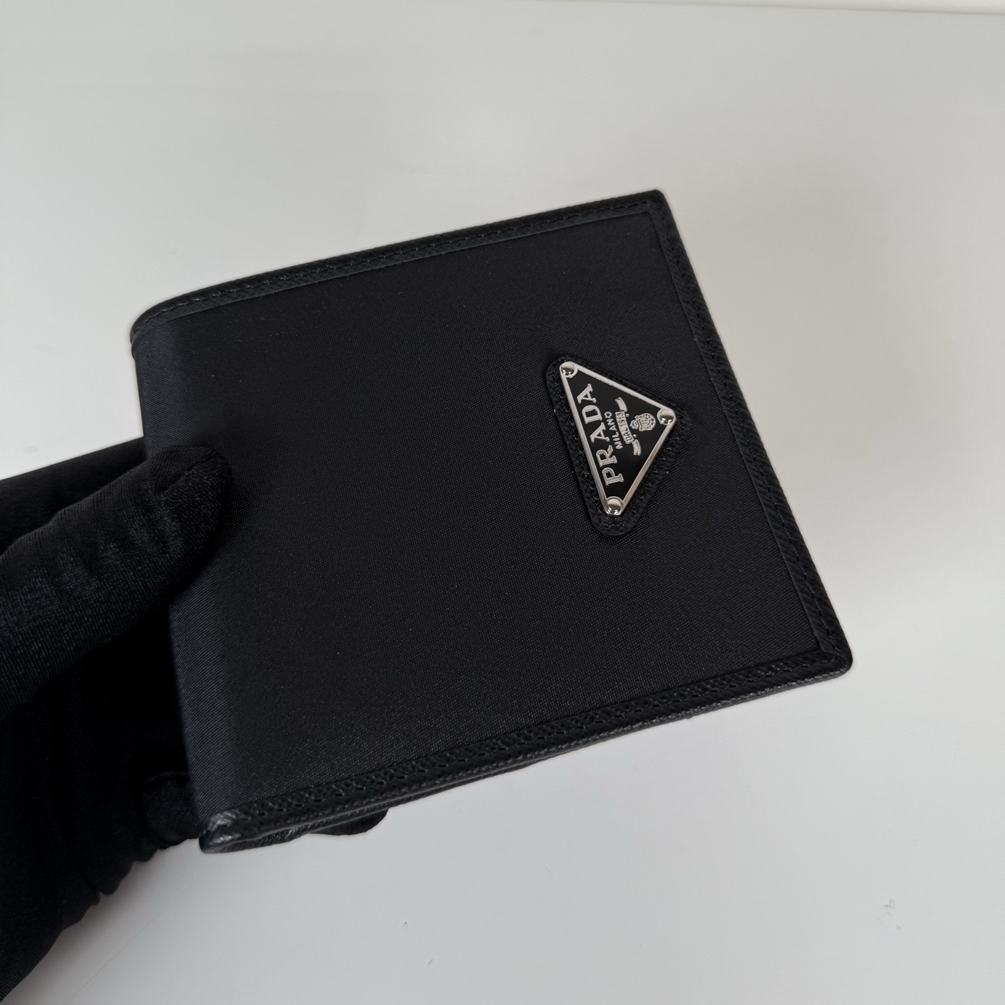 프라다 리나일론 가죽 반지갑 2M0513