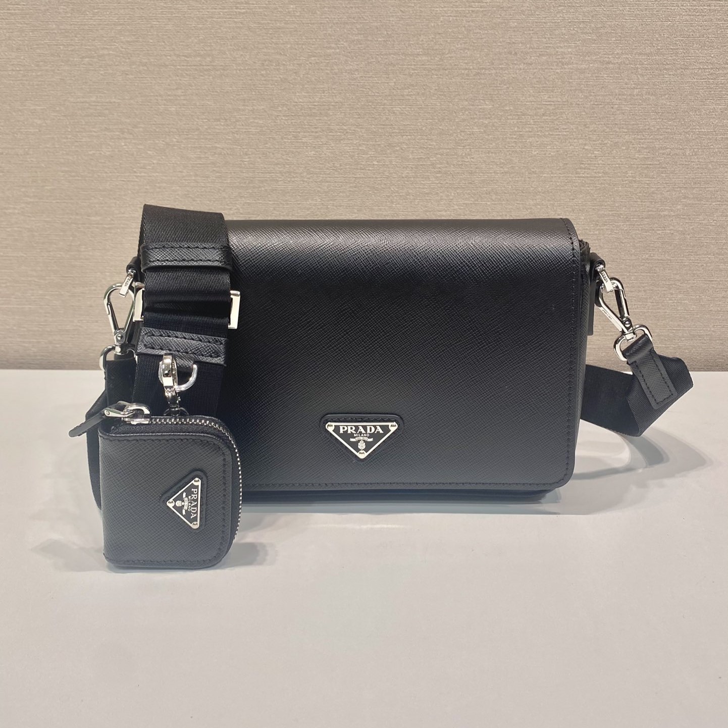 프라다 사피아노 가죽 멀티 포켓 숄더백 크로스백 2VD059