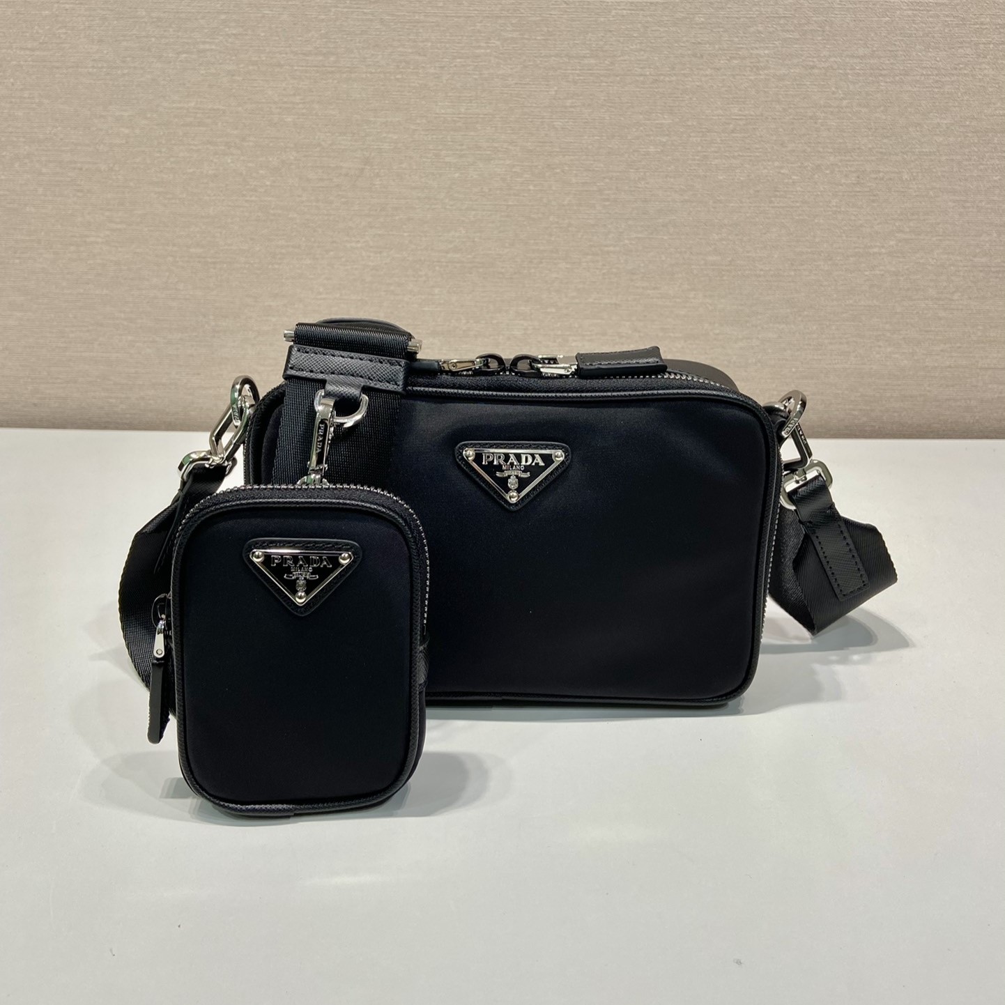 프라다 리나일론 사피아노 삼각로고 멀티포켓 크로스백