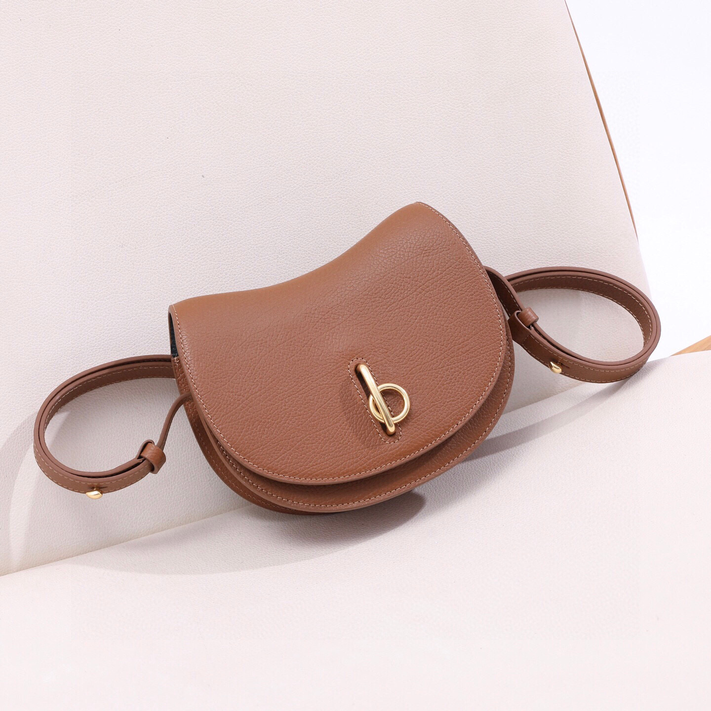 버버리 로킹 홀스백 숄더백