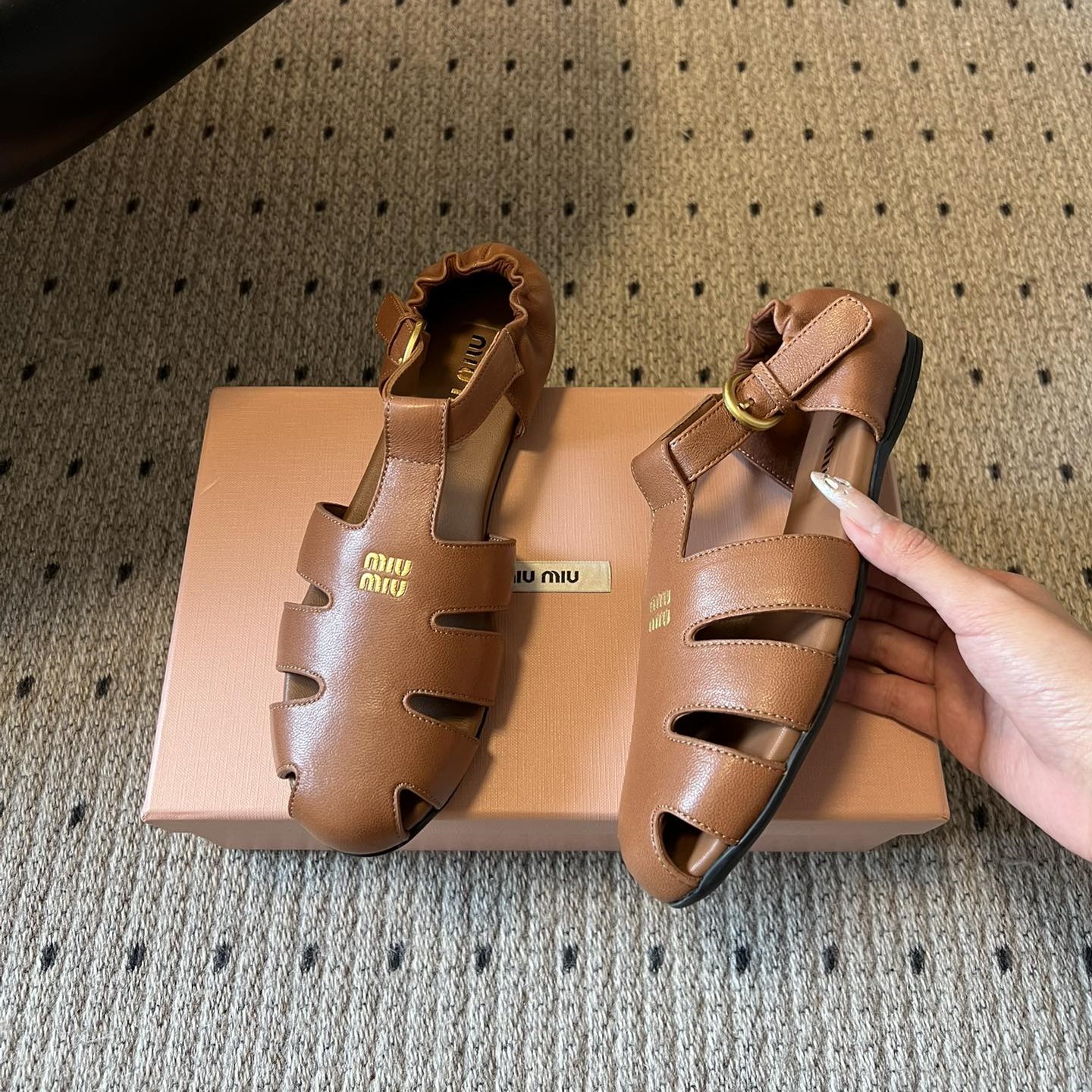 미우미우 루슈 나파 가죽 피셔맨 샌들