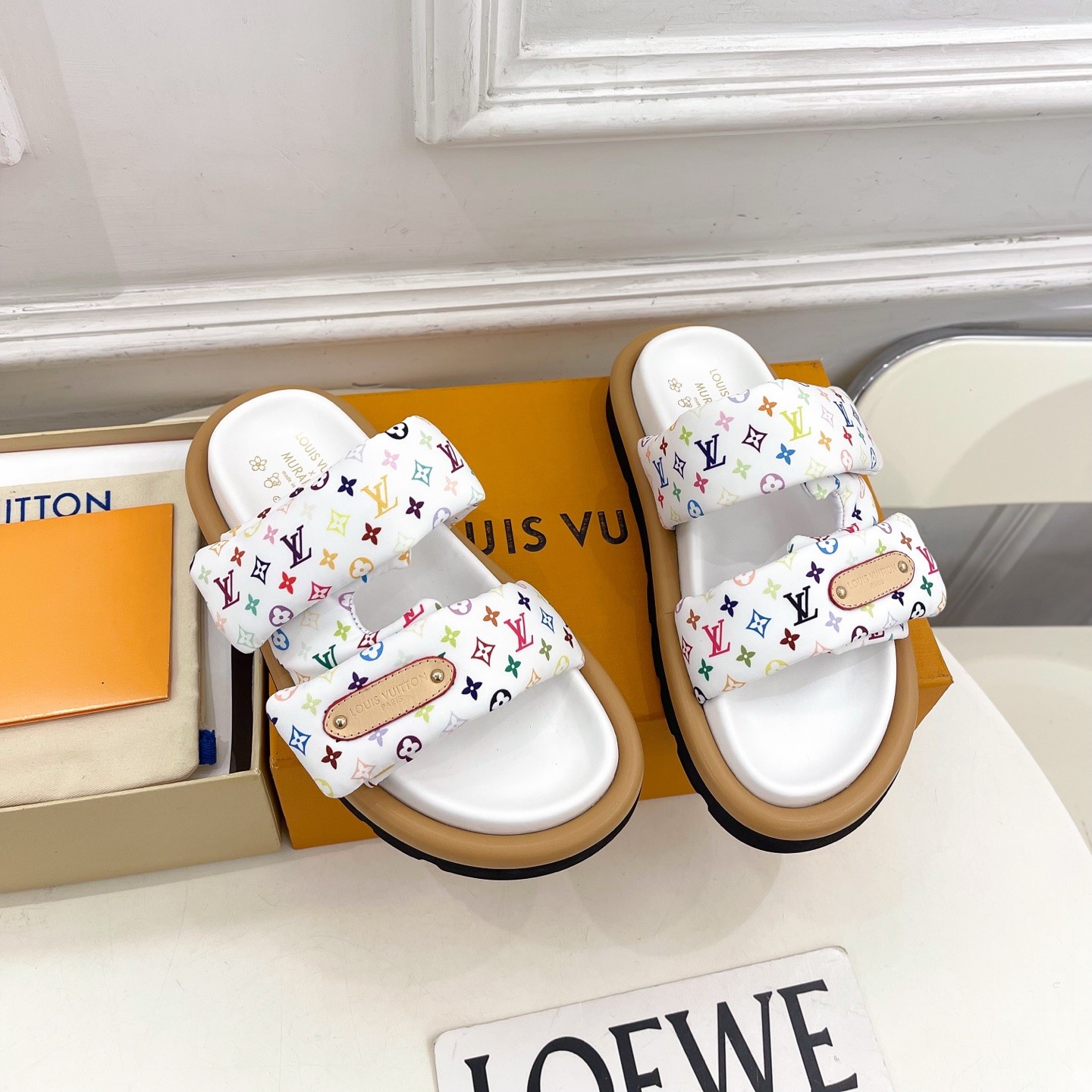 루이비통 LV x TM 풀 필로우 플랫 컴포트 뮬 샌들 슬리퍼
