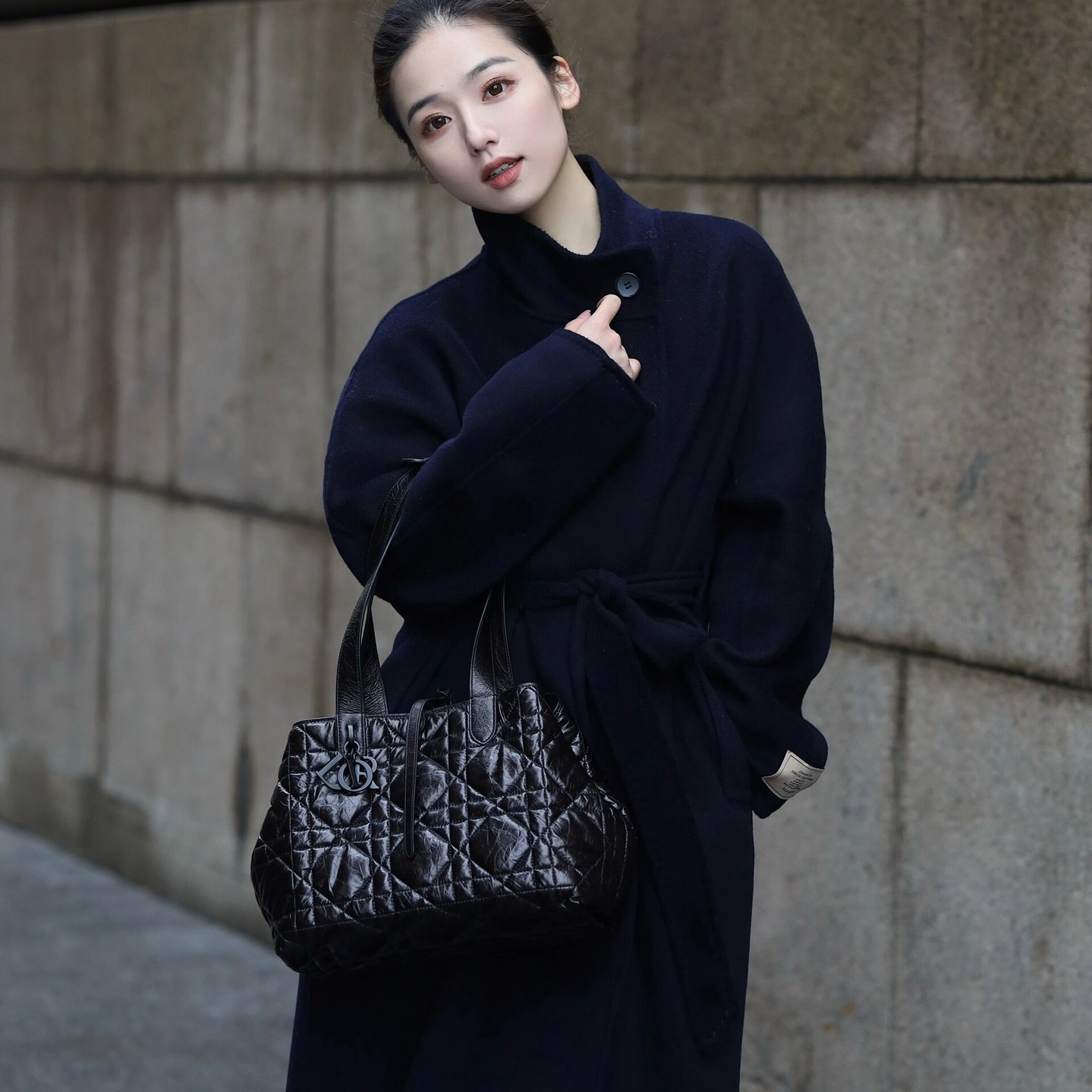 디올 뚜주흐 토트백 미듐블랙 크링클 송아지 가죽 6231