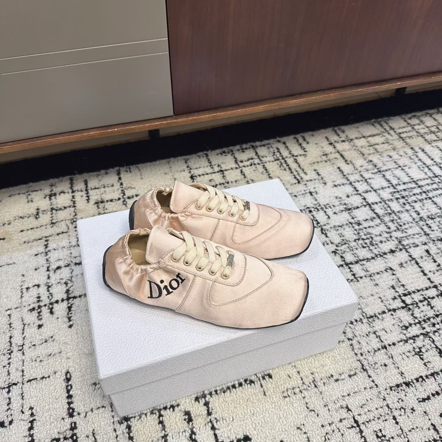 디올 쾨르 에크루 여성 스니커즈